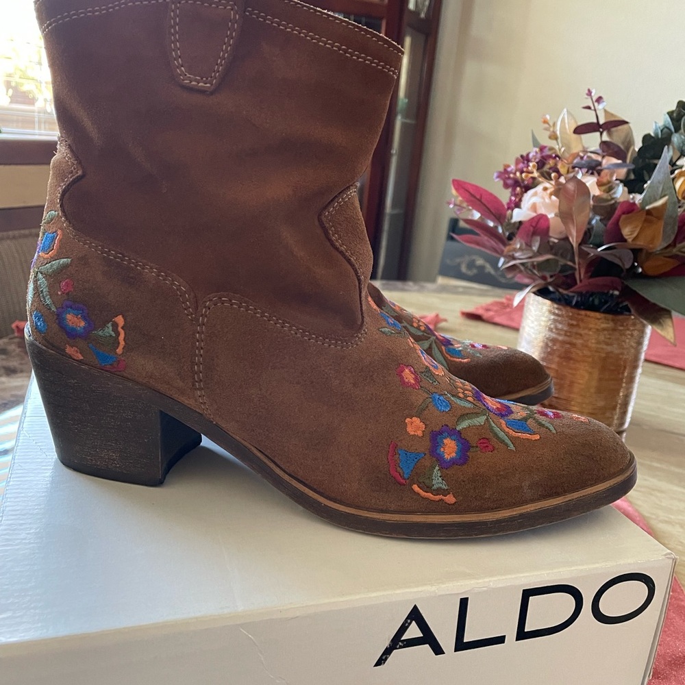 ALDO Suede Embroidered Ankle Boots EUC 10 M - Picture 5 of 15